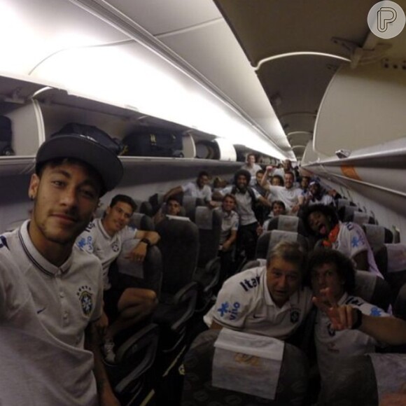 Neymar faz selfie com jogadores após a primeira vitória da Seleção Brasileira, contra a Croácia