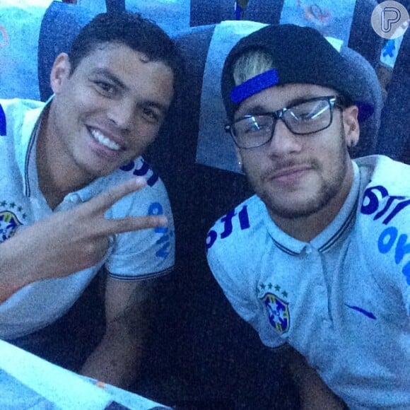 Neymar mostra novo visual com óculos de grau durante voo ao lado de Thiago Silva