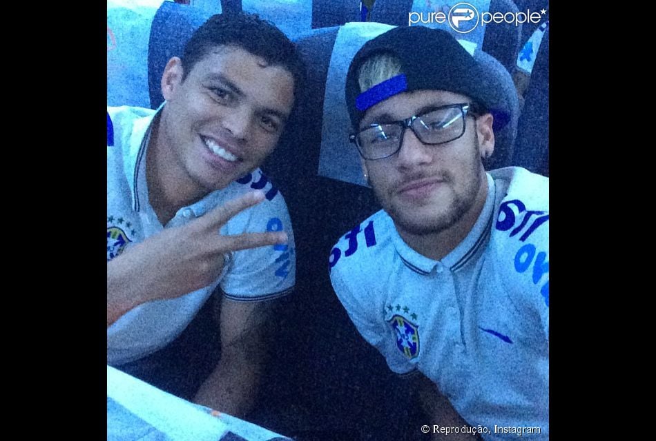 Neymar usa oculos de grau