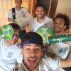 Daniel Alves, Neymar, Marcelo, Fred e Thiago Silva comemoram a chegada de instrumentos na Granja Comary