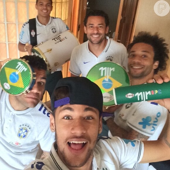 Daniel Alves, Neymar, Marcelo, Fred e Thiago Silva comemoram a chegada de instrumentos na Granja Comary