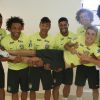 Luiz Gustavo Dias, Marcelo, Neymar, Hulk, David Luiz e Dante seguram Oscar no colo após o jogador chegar da maternidade para assistir ao nascimento da filha