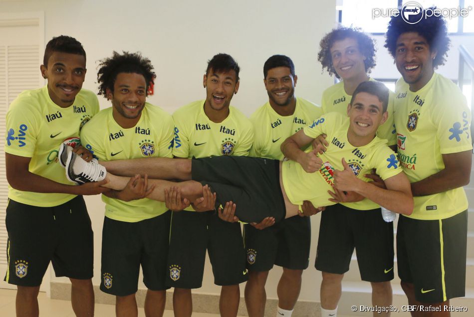 Luiz Gustavo Dias Marcelo Neymar Hulk David Luiz E Dante Seguram Oscar No Colo Apos O Jogador Chegar Da Maternidade Para Assistir Ao Nascimento Da Filha Purepeople