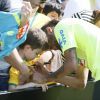 Neymar autografa camisa de menino em treino