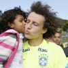 David Luiz ganha beijo de fã mirim em treino aberto da Seleção