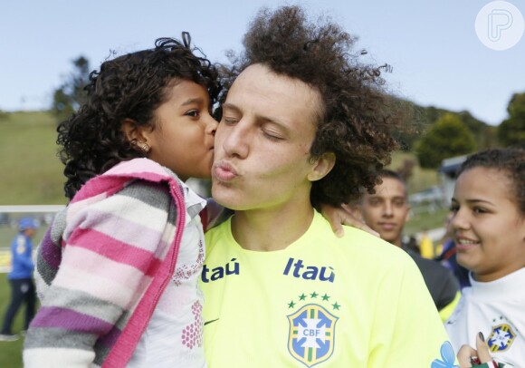 David Luiz ganha beijo de fã mirim em treino aberto da Seleção