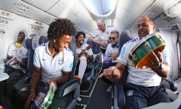 O samba não pode acabar! Jogadores cantam e tocam instrumentos em total clima de festa na viagem do Rio para Fortaleza