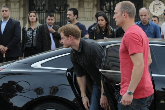 Príncipe Harry sai do carro para conhecer a região da Cracolândia, em São Paulo