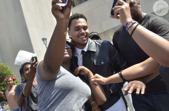 A acusação quer que Chris Brown leia em voz alta uma declaração dos fatos