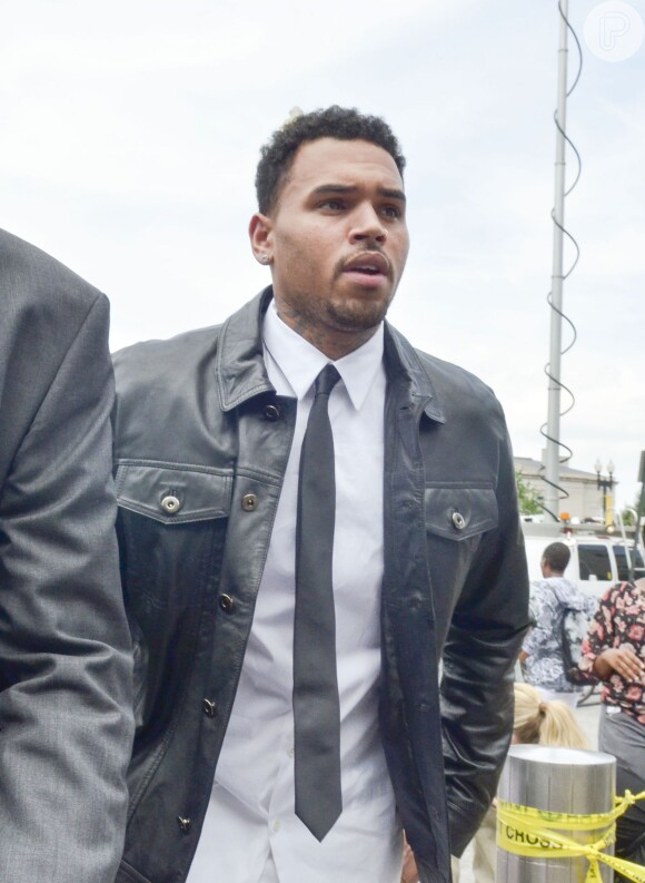 Chris Brown será julgado no dia 8 de setembro por suposta agressão a fã na saída de hotel, nos Estados Unidos