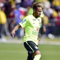 Neymar usa chuteira dourada de R$ 1,2 mil em treino da Seleção Brasileira