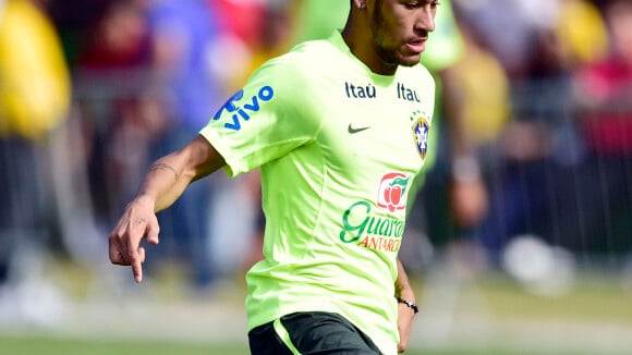 Neymar usa chuteira dourada de R$ 1,2 mil em treino da Seleção Brasileira