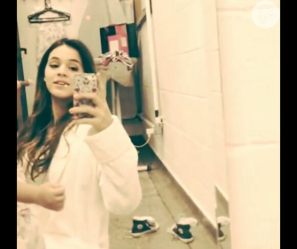 Bruna Marquezine é maquiada por atriz mirim em seu camarim: 'Fiquei linda'