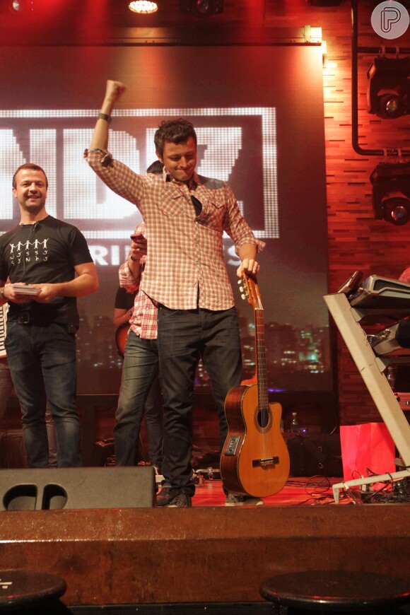 Lucas Lima leiloa violão para instituição após fazer show beneficente em São Paulo; músico se apresentou pela primeira vez após o nascimento de Theo, o seu primeiro filho com a cantora Sandy