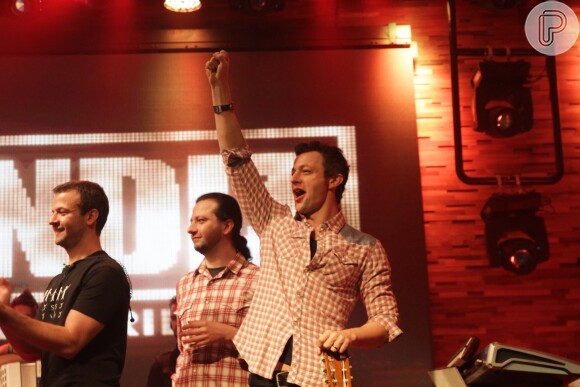 Lucas Lima leiloa violão para instituição após fazer show beneficente em São Paulo; músico se apresentou pela primeira vez após o nascimento de Theo, o seu primeiro filho com a cantora Sandy