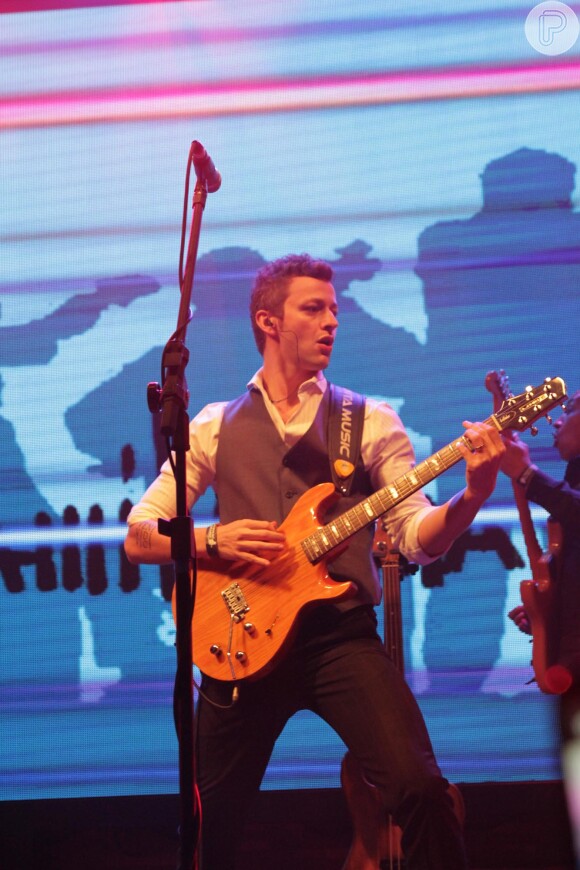 Lucas Lima, marido de Sandy, faz show beneficente em São Paulo neste domingo, 29 de junho de 2014; músico se apresentou pela primeira vez após o nascimento do filho, Theo, do seu casamento com Sandy