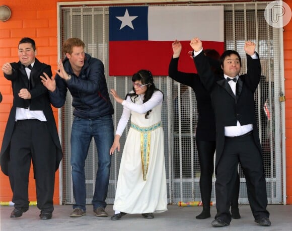 Príncipe Harry dança com crianças especiais chilenas
