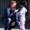 Príncipe Harry conversa com criança moradora de região atingida por incêndio no Chile