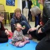 Príncipe Harry brinca com criança durante visita ao Chile