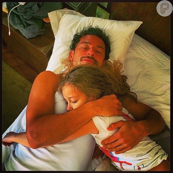Fred publica foto agarrado com a filha, Geovanna: 'Esse abraço começou sábado à noite e só terminou agora de manhã' (30 de junho de 2014)
