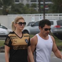 Antonia Fontenelle usa camisa com nome do ex, o jogador Sheik, para se exercitar