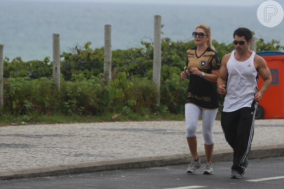 Antonia Fontenelle correu no calçadão da praia da Barra da Tijuca