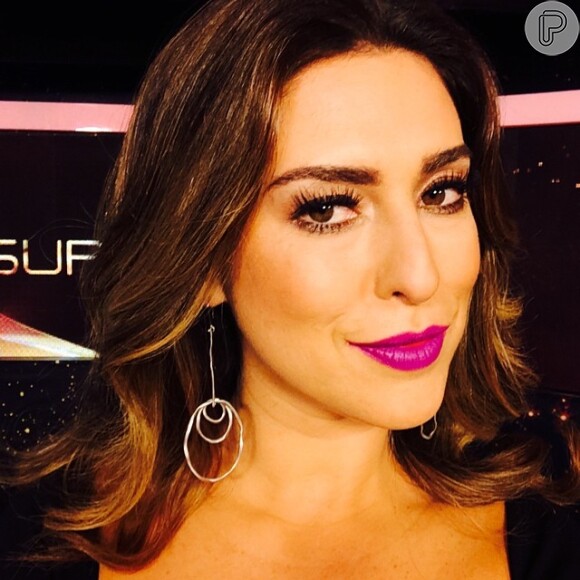 Fernanda Paes Leme está no ar como repórter do 'SuperStar'