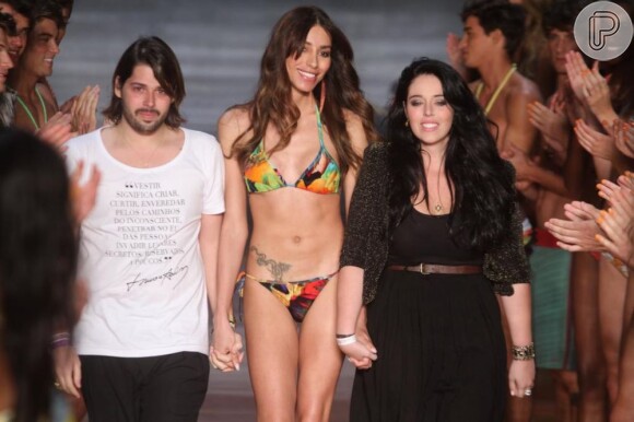 Lea T. desfila de biquíni no Fashion Rio, em 2012