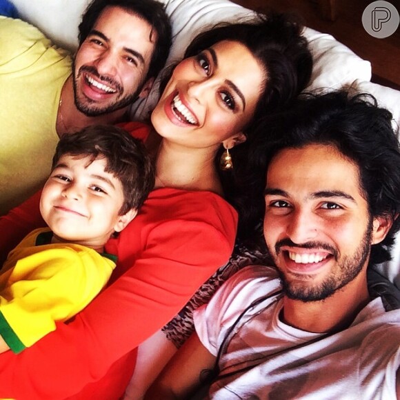 Juliana Paes e o filho mais velho, Pedro em ritmo de Copa do Mundo