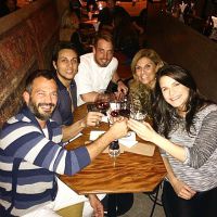 Malvino Salvador e Kyra Gracie, grávida, jantam com amigos em São Paulo