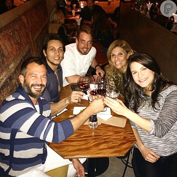 Malvino Salvador e Kyra Gracie jantam com amigos em São Paulo, em 1° de julho de 2014