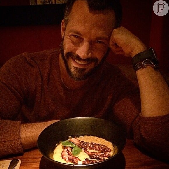 Malvino Salvador posa com prato de restaurante em São Paulo