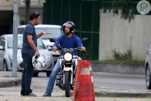 De férias, o ator também aproveita para aprender a pilotar moto. Na terça-feira, 1 de julho de 2014, o ator foi flagrado fazendo a primeira aula de direção 