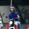 De férias, o ator também aproveita para aprender a pilotar moto. Na terça-feira, 1º de julho de 2014, o ator foi flagrado fazendo a primeira aula de direção