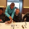 Neymar corta o seu bolo de aniversário em Londres