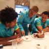 Neymar oferece um pedaço de bolo para cada convidado. Fred aguarda o seu pedaço