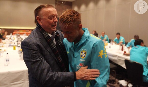 Neymar ganha abraço de José Maria Marín, presidente da CBF