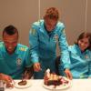 Neymar corta bolo sorridente