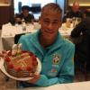 Neymar ganha bolo de aniversário em almoço com a Seleção Brasileira, em 5 de fevereiro de 2013. No recado, a gafe ortográfica: 'Parabéms'
