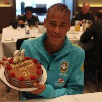 Neymar ganha bolo de aniversário com erro de português, em Londres: 'Parabems'