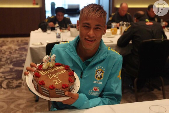 Neymar ganha bolo de aniversário em almoço com a Seleção Brasileira, em 5 de fevereiro de 2013. No recado, a gafe ortográfica: 'Parabéms'
