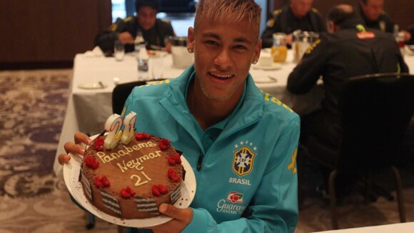 Neymar ganha bolo de aniversário com erro de português, em Londres: 'Parabems'