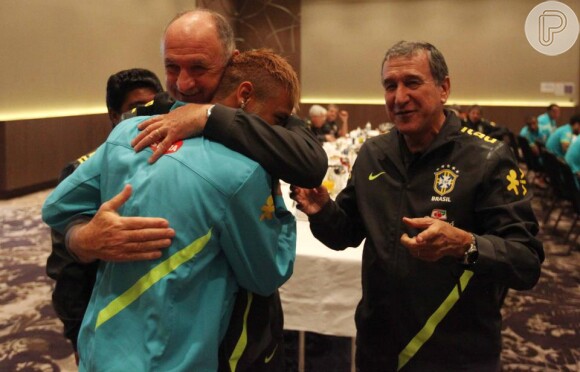 Neymar ganha abraço de Felipão