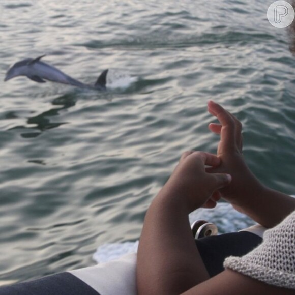Beyoncé publicou uma fotografia da filha vendo os golfinhos no mar
