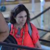 Regina Duarte com outro look inusitado em aeroporto...