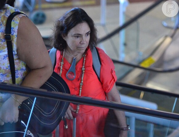 Regina Duarte com outro look inusitado em aeroporto...