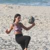 Isis Valverde malha e joga futevôlei em praia para manter a forma