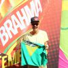 Paulinho Vilhena vai ao Brahma Deck assistir jogo entre França e Alemanha com bandeira do Brasil