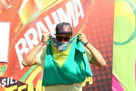 Paulinho Vilhena mostra torcida pelo Brasil no Brahma Deck antes de jogo entre França e Alemanha no Maracanã, no Rio de Janeiro