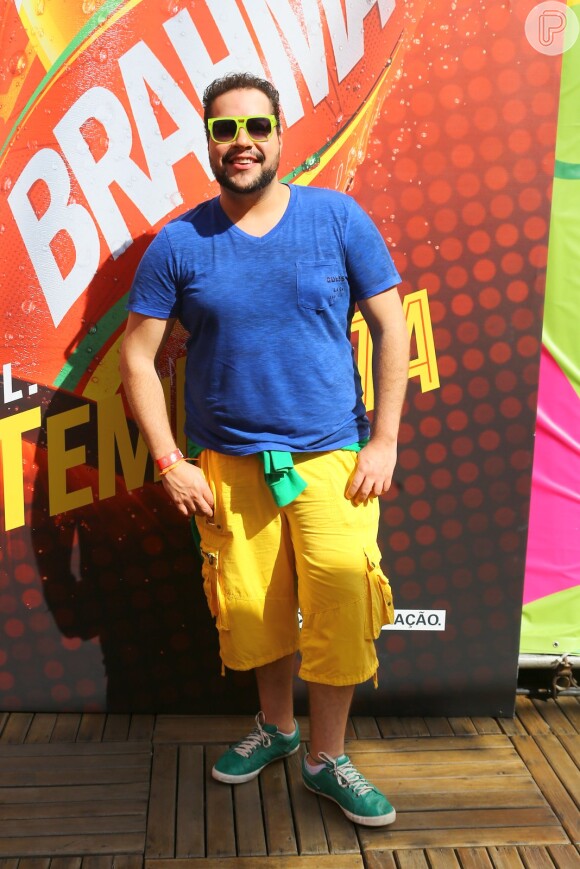 Tiago Abravanel escolhe looks com cores do Brasil para ir ao Brahma Deck antes de jogo entre França e Alemanha no Maracanã, no Rio de Janeiro